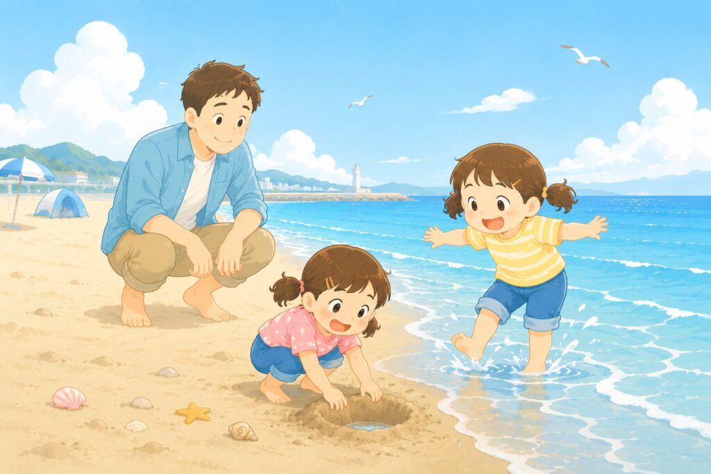 穏やかな波打ち際で、ズボンをめくって裸足になった子ども2人が、足だけ水に入ってはしゃいでいる。1人はしゃがんで砂浜の穴を掘っている。お父さんがそばで見守っている。全身は濡れていない、お手軽な水遊びの雰囲気。